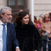 MAR anuncia que Ayuso no tendrá "residencia oficial en Madrid" y carga contra González Amador: "No teníamos ni idea. Él vende" MAR anuncia que Ayuso no tendrá "residencia oficial en Madrid" y carga contra González Amador: "No teníamos ni idea. Él vende"
