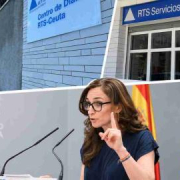 Mónica García contesta a Feijóo y valora como "contraproducente y desmesurado" el confinamiento de migrantes