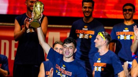 Pedri cumple lo prometido tras ser campeón del mundo y se atreve con un look inesperado