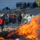 Ultraderechistas violentos queman en Ceuta las pocas pertenencias de los migrantes e intentan evitar el reparto de comida