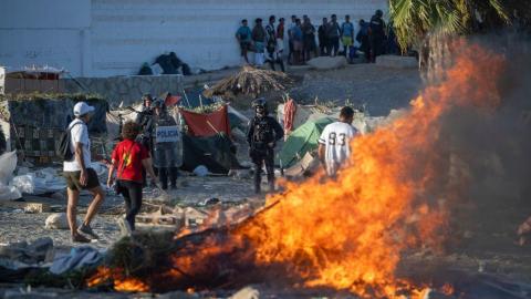 Ultraderechistas violentos queman en Ceuta las pocas pertenencias de los migrantes e intentan evitar el reparto de comida