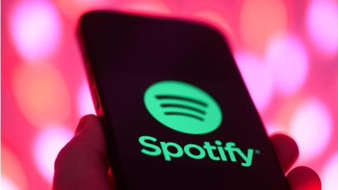 El caso Soleá Kella: Spotify confirma que retiró de Rap Español a la artista creada con IA