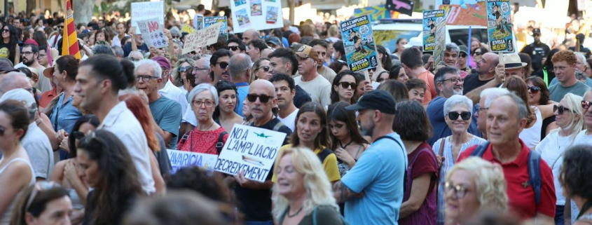 Miles de personas claman contra el proyecto de ampliar el aeropuerto de Ibiza: "¡AENA, a la trena!"