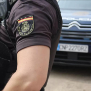 Los testigos y los vídeos apuntan a varios policías por agredir a un menor en Madrid: "Remataron con una patada" Los testigos y los vídeos apuntan a varios policías por agredir a un menor en Madrid: "Remataron con una patada"