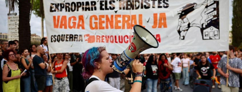 Miles de personas exigen a Sánchez durante su visita a Barcelona que apruebe el 'decreto Maricarmen': "No queremos migas"