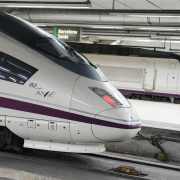 Suspendidos en Catalunya los trenes de alta velocidad y media distancia durante la mañana por el temporal Suspendidos en Catalunya los trenes de alta velocidad y media distancia durante la mañana por el temporal
