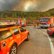 Un incendio en Tuéjar (Valencia) obliga a movilizar 14 medios aéreos y a la UME Un incendio en Tuéjar (Valencia) obliga a movilizar 14 medios aéreos y a la UME