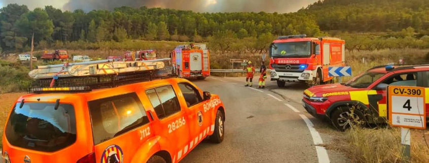 Un incendio en Tuéjar (Valencia) obliga a movilizar 14 medios aéreos y a la UME
