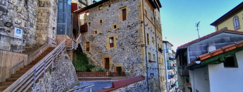 De las pocas construcciones que sobrevivieron al incendio de 1543, es considerada la casa-torre medieval más alta de las conservadas en esta provincia vasca