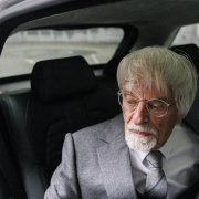 Detienen en Portugal al exmagnate de la Fórmula 1 Bernie Ecclestone por llevar una escopeta sin licencia en su jet privado Detienen en Portugal al exmagnate de la Fórmula 1 Bernie Ecclestone por llevar una escopeta sin licencia en su jet privado