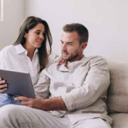 ¿50/50 o proporcional? La fórmula para repartir los gastos en pareja cuando uno gana más