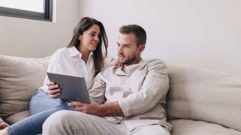 ¿50/50 o proporcional? La fórmula para repartir los gastos en pareja cuando uno gana más