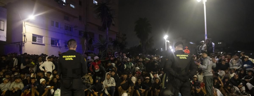 Empieza el traslado de los migrantes al campamento del puerto de Ceuta