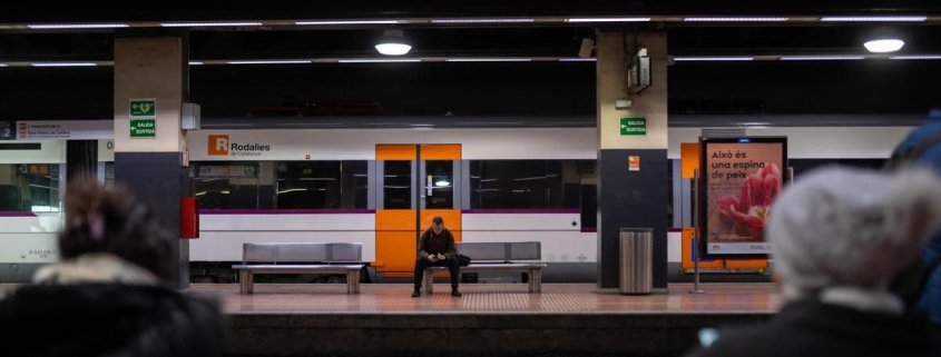 Tres heridos al caer un falso techo de la estación de Renfe de Fabra i Puig, en Barcelona