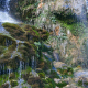 Escondida entre acebos y pinos, la cascada de esta sierra es de gran valor ecológico y en ocasiones genera estalactitas