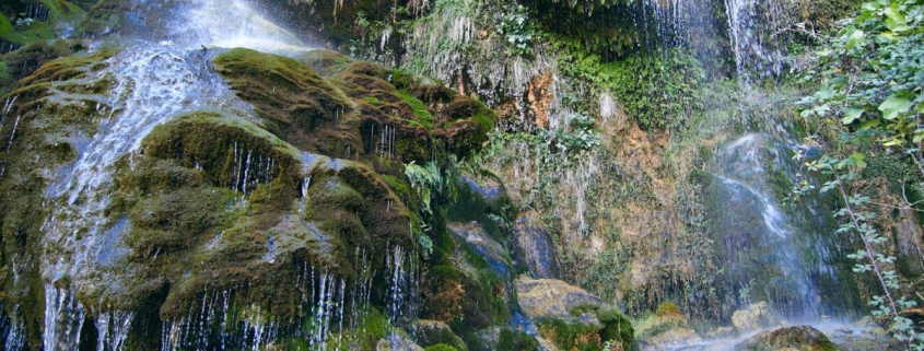 Escondida entre acebos y pinos, la cascada de esta sierra es de gran valor ecológico y en ocasiones genera estalactitas