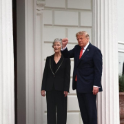 Trump dice que querría ver la reunificación de Irlanda y que ocurrirá "tarde o temprano" Trump dice que querría ver la reunificación de Irlanda y que ocurrirá "tarde o temprano"