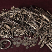 Un jardinero encuentra el mayor tesoro de plata vikingo de Dinamarca Un jardinero encuentra el mayor tesoro de plata vikingo de Dinamarca