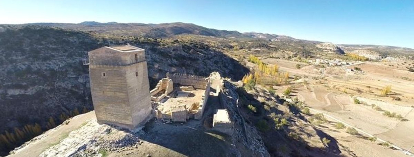 De origen andalusí y rodeado de pinos, roquedos y gargantas, este castillo permitía controlar la frontera con el Reino de Granada