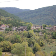 El valle aragonés de pozas, pinos, robles, ciervos y hasta un antiguo monasterio que puedes recorrer a pie, en bici o a caballo