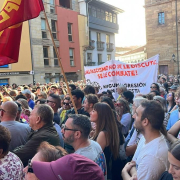 Oviedo clama contra el fascismo: "Hay una luz en Asturias que alumbra para apartar el odio y la violencia de la ultraderecha"