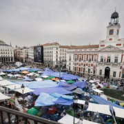 Los acampados de Sol rechazan el decreto de vivienda "insuficiente" que negocia el Gobierno: "Es lo que llevan haciendo dos legislaturas" Los acampados de Sol rechazan el decreto de vivienda "insuficiente" que negocia el Gobierno: "Es lo que llevan haciendo dos legislaturas"
