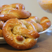 Así nació el pretzel, el pan que es símbolo del Oktoberfest y de la cultura alemana