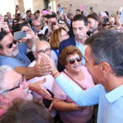 Pedro Sánchez desmonta en Toledo el relato de que "no puede salir a la calle": baño de masas al grito de "presidente"