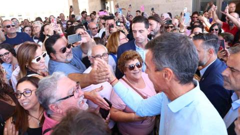 Pedro Sánchez desmonta en Toledo el relato de que "no puede salir a la calle": baño de masas al grito de "presidente"