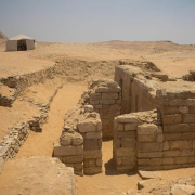 Arqueólogos españoles encuentran en Egipto una tumba de hace 4.400 años que todavía conserva sus colores originales