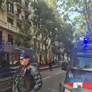 Ada Colau participa en el intento de frenar el desahucio de una vecina vulnerable de Barcelona Ada Colau participa en el intento de frenar el desahucio de una vecina vulnerable de Barcelona