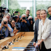 Un exoficial de la Stasi, un antiguo actor porno, neonazis y prorrusos: así son los nuevos diputados de AfD Un exoficial de la Stasi, un antiguo actor porno, neonazis y prorrusos: así son los nuevos diputados de AfD