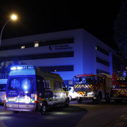 Al menos un muerto y 18 heridos en el incendio de una residencia de Pamplona Al menos un muerto y 18 heridos en el incendio de una residencia de Pamplona