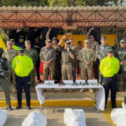 De la Espriella pasea entre cadáveres para presumir de mano dura contra los guerrilleros y desata la indignación en Colombia De la Espriella pasea entre cadáveres para presumir de mano dura contra los guerrilleros y desata la indignación en Colombia