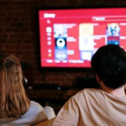 Pagamos por el streaming para escapar de los anuncios y ahora cada vez hay más: qué está pasando con las plataformas
