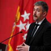 El consejero de Ayuso señalado por el ático llega este jueves a la Asamblea sin la documentación solicitada y con retraso en las ofertas El consejero de Ayuso señalado por el ático llega este jueves a la Asamblea sin la documentación solicitada y con retraso en las ofertas