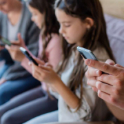 La nueva ley europea de redes sociales también se aplicará sobre los chatbots de la IA y a los videojuegos online
