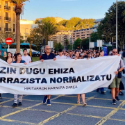 Contra la "caza racista": denuncian en Donostia el ataque a un migrante con un arma y otros "tiroteos" en plena calle Contra la "caza racista": denuncian en Donostia el ataque a un migrante con un arma y otros "tiroteos" en plena calle