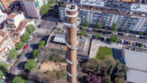 De 234 escalones, es considerada la chimenea con escalera más alta del mundo y fue construida en 1958 en esta localidad de Barcelona