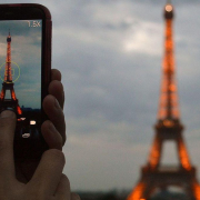 La Torre Eiffel, cerrada todo el lunes por una protesta de sus empleadas: una visita ultrarreligiosa pidió que se ocultasen