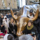 De instalada sin permiso a atracción turística y símbolo: la poco conocida historia de la estatua del toro Wall Street