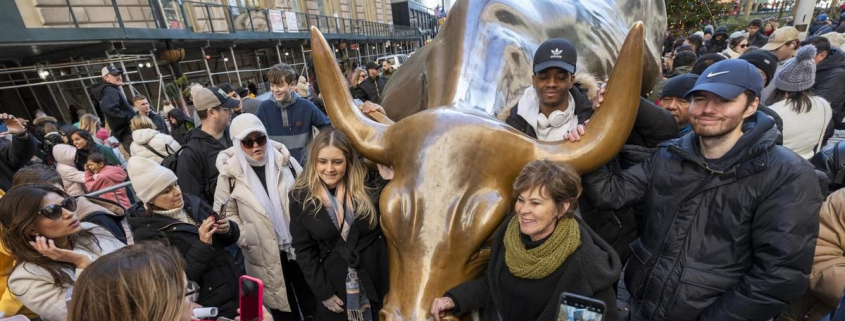 De instalada sin permiso a atracción turística y símbolo: la poco conocida historia de la estatua del toro Wall Street