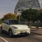 El nuevo Geely E2 llega a España por 13.990 euros: un eléctrico compacto con hasta 345 km de autonomía El nuevo Geely E2 llega a España por 13.990 euros: un eléctrico compacto con hasta 345 km de autonomía