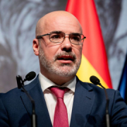 El delegado del Gobierno en Madrid reacciona a la última del equipo de Ayuso con el ático: "Cada vez apesta más"
