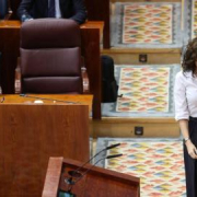 Ayuso entona el "chao pescao": las culpas a Sánchez y las preguntas del ático al consejero Ayuso entona el "chao pescao": las culpas a Sánchez y las preguntas del ático al consejero