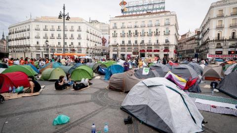 Las cámaras de la Puerta del Sol se desconectan mientras permanecen los manifestantes acampados