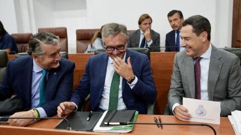 PP y Vox convierten la sesión de control a Moreno en el Parlamento en un debate monográfico contra Sánchez