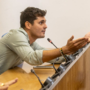 Las seis sanciones de Vito Quiles en el Congreso: de interrumpir ruedas de prensa a grabar sin autorización