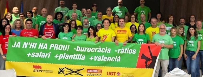 Educación cita a los docentes valencianos el próximo lunes después del encierro en conselleria de los delegados sindicales