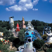 Un jardín de esculturas gigantes en la Toscana: el sorprendente homenaje a Gaudí inspirado en el tarot